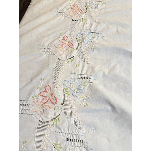 VTG Tablecloth Floral Embroidery Cutwork Scalloped Edges 130 x 65 Cottage Read - Picture 2 of 9